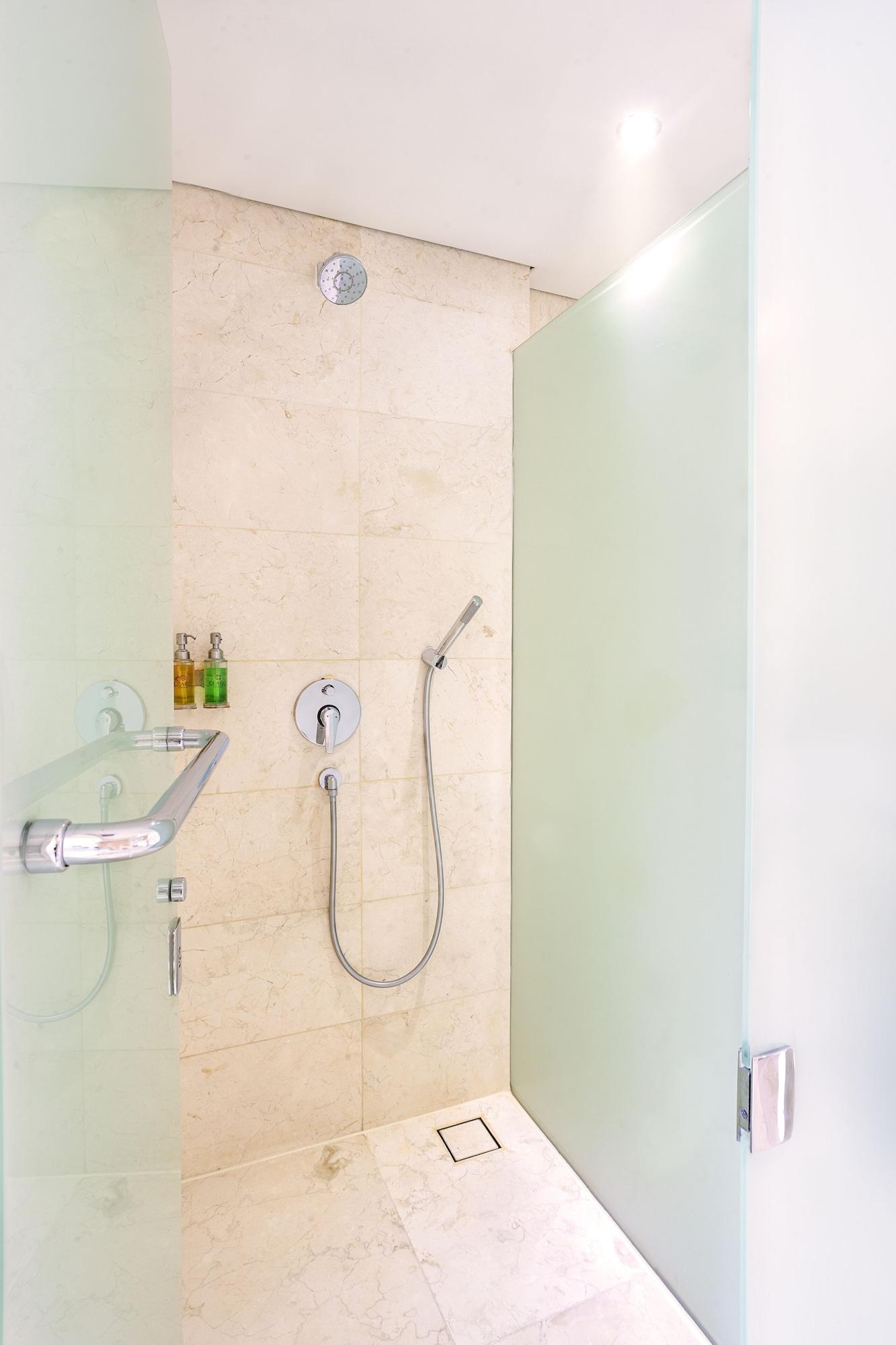 Claro Hotel Кендари Экстерьер фото