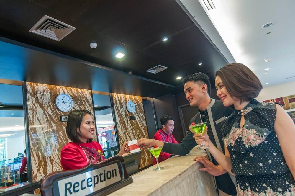 Claro Hotel Кендари Экстерьер фото