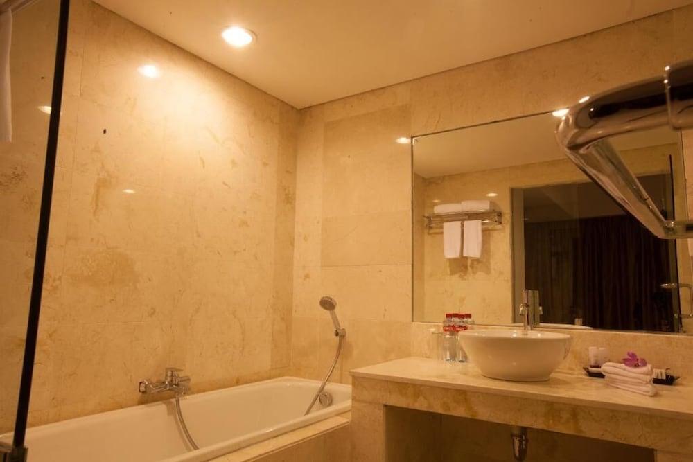 Claro Hotel Кендари Экстерьер фото