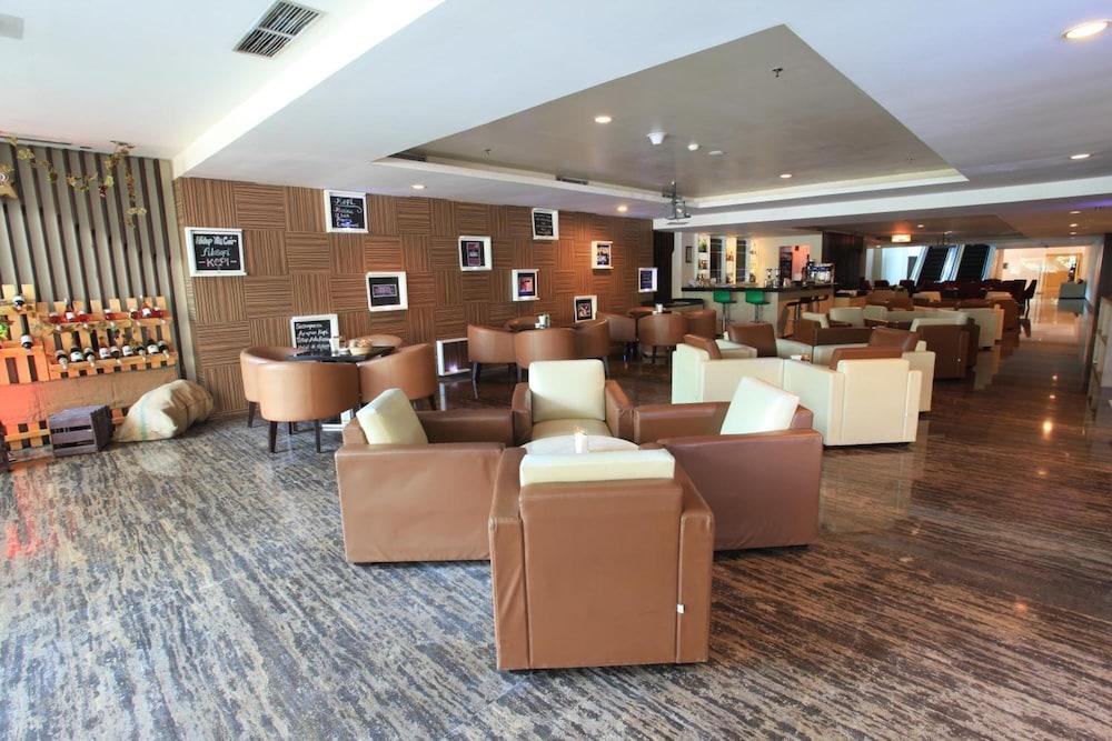 Claro Hotel Кендари Экстерьер фото