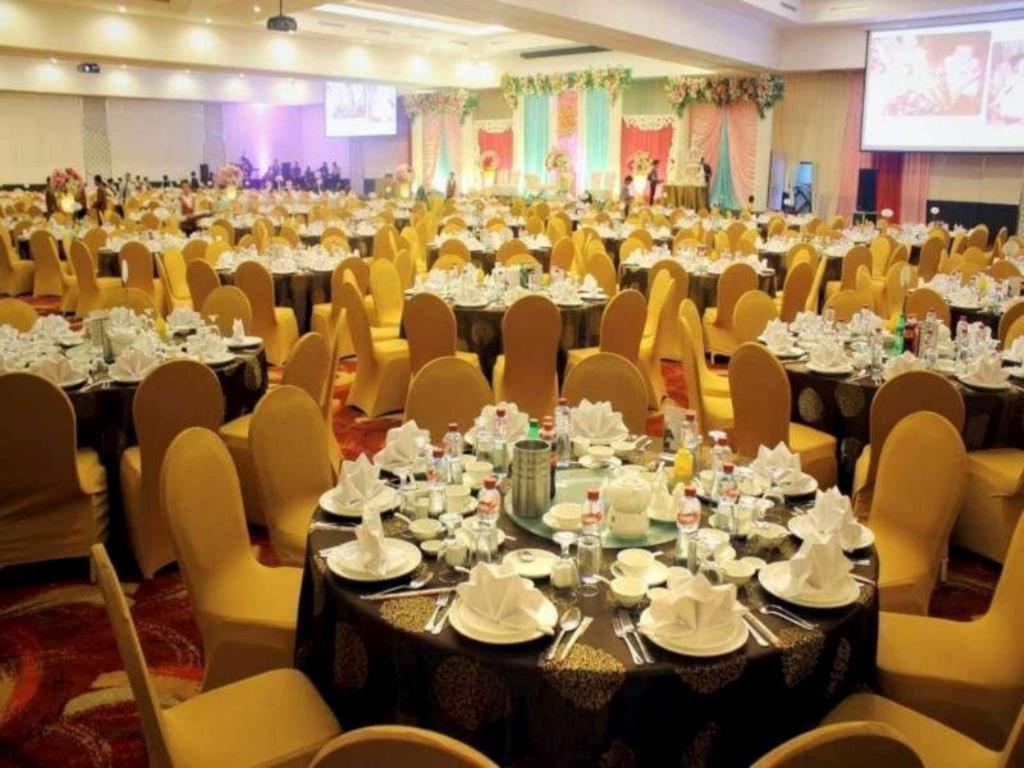 Claro Hotel Кендари Экстерьер фото